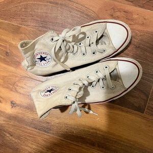 White vintage Chuck Taylor’s. Men size 6 and women size 8.